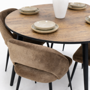 Salle à manger ronde moderne composée d’une table en bois finition naturelle et de quatre chaises marron au design contemporain, présentée sur fond clair minimaliste.