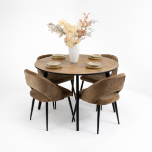 Salle à manger ronde moderne composée d’une table en bois finition naturelle et de quatre chaises marron au design contemporain, présentée sur fond clair minimaliste.