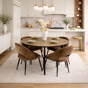 Salle à manger ronde moderne avec table en bois naturel et quatre chaises marron, intégrée dans une cuisine contemporaine chic aux tons clairs, avec éclairage design et finitions élégantes.