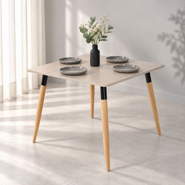 Table à manger carrée greige avec pieds en bois et détails noirs, design moderne