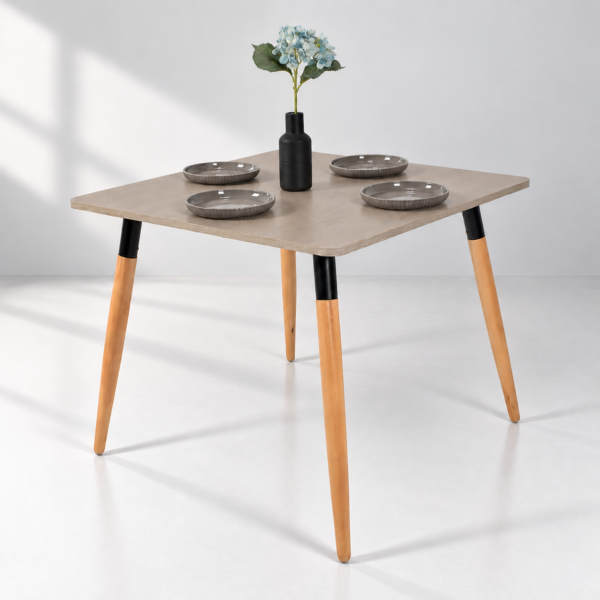Table à manger carrée greige avec pieds en bois et détails noirs, design moderne