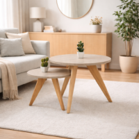 Ensemble de deux tables basses rondes en bois naturel de style scandinave, intégrées dans un salon moderne et chaleureux