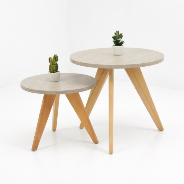 Ensemble de deux tables basses rondes de style scandinave en bois naturel avec pieds inclinés, présentées sur fond blanc
