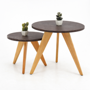 Tables d’appoint rondes modernes avec plateau foncé et pieds en bois clair, disposées dans un coin de salon contemporain et lumineux.