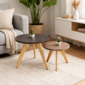 Ensemble de tables de coin rondes en bois naturel et foncé, intégrées dans un coin de salon moderne et élégant