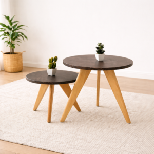 Ensemble de tables gigognes rondes en bois naturel avec plateaux foncés, disposées dans un décor minimaliste et épuré.