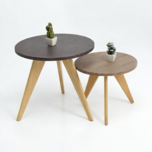Ensemble de deux tables gigognes rondes en bois avec pieds en bois naturel et plateaux finition foncée et claire, style moderne et minimaliste