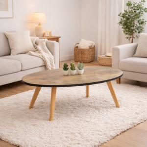 Table basse ovale en bois clair au centre d’un salon moderne avec tapis épais, canapé beige et décoration chaleureuse – Tunisie