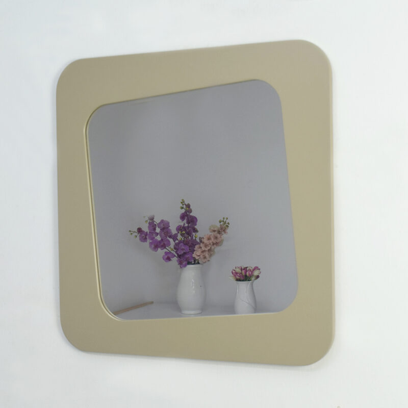 Miroir décoratif carré avec cadre beige aux angles arrondis, design moderne et élégant pour salon, chambre ou entrée.