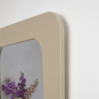 Miroir décoratif carré avec cadre beige aux angles arrondis, design moderne et élégant pour salon, chambre ou entrée.