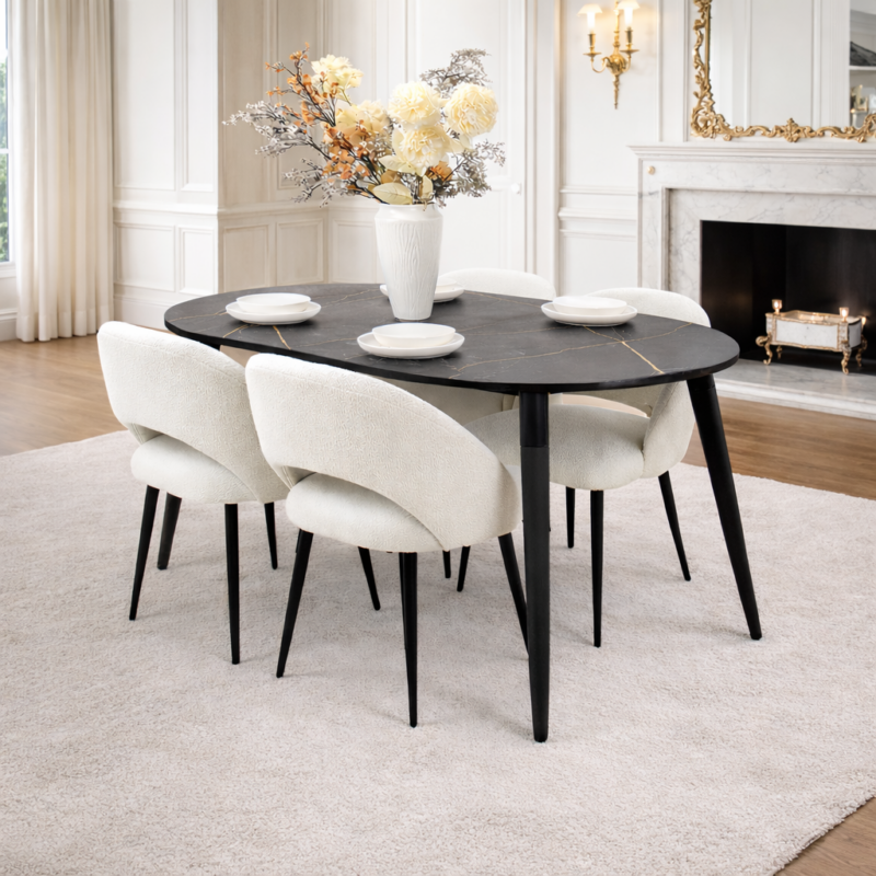 Salle à manger moderne et prestigieuse avec table au plateau effet marbre foncé et chaises blanches raffinées, intégrée dans un décor chic et élégant aux finitions haut de gamme.