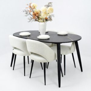 Salle à manger ronde moderne composée d’une table au plateau effet marbre foncé et de quatre chaises blanches au design contemporain, présentée sur fond blanc épuré.