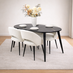 Salle à manger ronde moderne composée d’une table au plateau effet marbre foncé et de quatre chaises blanches au design contemporain, présentée sur fond blanc épuré.