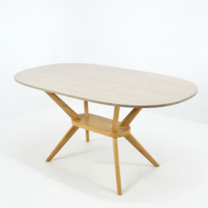Table à manger ovale en bois clair avec pied central en bois naturel, présentée sur fond blanc épuré