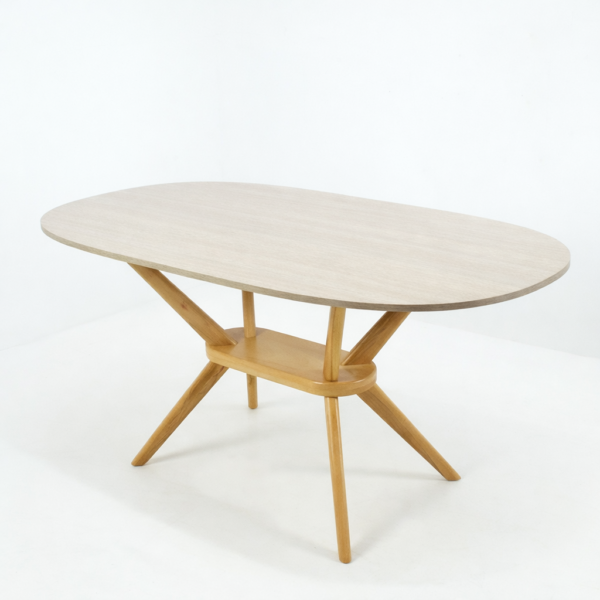 Table à manger ovale en bois clair avec pied central en bois naturel, présentée sur fond blanc épuré