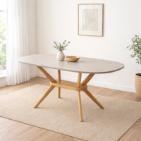 Table à manger ovale en bois clair avec pied central en bois naturel, décor minimaliste sans chaises et vase décoratif au centre