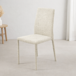 Chaise moderne en tissu bouclé beige dans un décor simple et minimaliste avec table d’appoint en bois – Tunisie