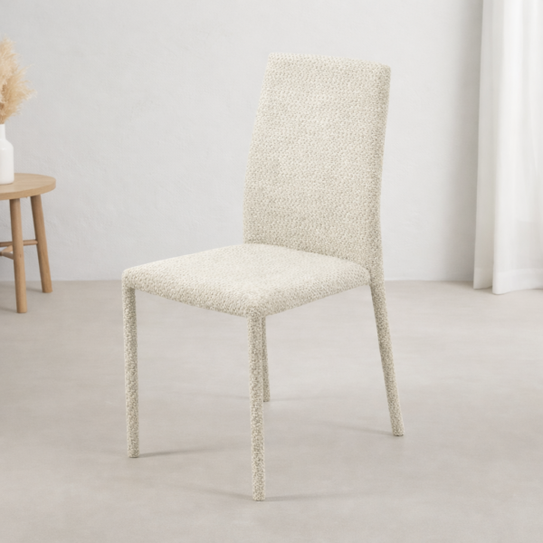 Chaise moderne en tissu bouclé beige dans un décor simple et minimaliste avec table d’appoint en bois – Tunisie