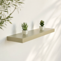 Étagère murale flottante beige fixée sur un mur blanc avec décoration minimaliste, idéale pour salon, chambre ou bureau.