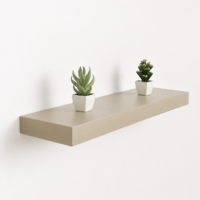 Étagère murale flottante beige fixée sur un mur blanc avec décoration minimaliste, idéale pour salon, chambre ou bureau.