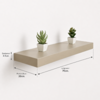 Étagère murale flottante beige fixée sur un mur blanc avec décoration minimaliste, idéale pour salon, chambre ou bureau.