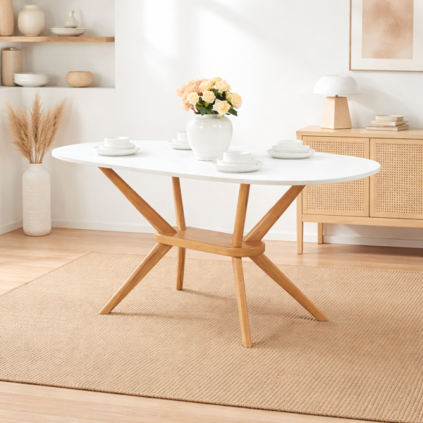 Table à manger ovale avec plateau blanc et pieds en bois naturel, intégrée dans un décor intérieur simple et assorti sans chaises