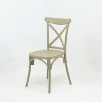 Chaise beige design classique avec dossier croisé en X sur fond blanc