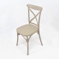 Chaise beige design classique avec dossier croisé en X sur fond blanc