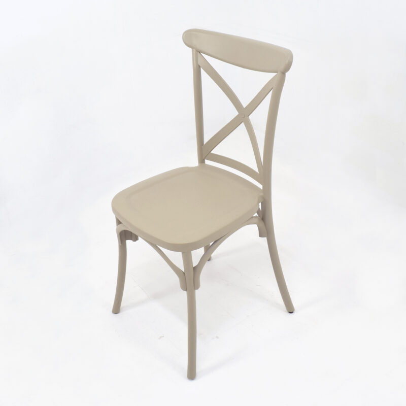 Chaise beige design classique avec dossier croisé en X sur fond blanc