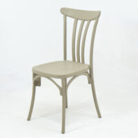 Chaise moderne beige avec dossier ajouré et structure élégante sur fond blanc