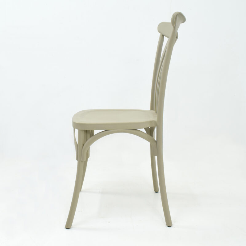 Chaise moderne beige avec dossier ajouré et structure élégante sur fond blanc