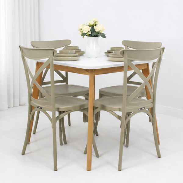 Table ronde blanche avec pieds en bois et quatre chaises beige sur fond gris très clair, style moderne et épuré
