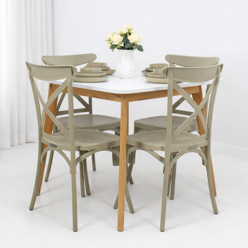 Table ronde blanche avec pieds en bois et quatre chaises beige sur fond gris très clair, style moderne et épuré