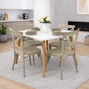 Table blanche moderne avec quatre chaises beige intégrée dans un décor contemporain avec cuisine ouverte et cheminée