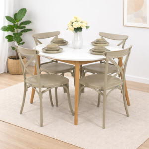Table ronde blanche avec pieds en bois et quatre chaises beige intégrée dans un décor de salle à manger simple et moderne
