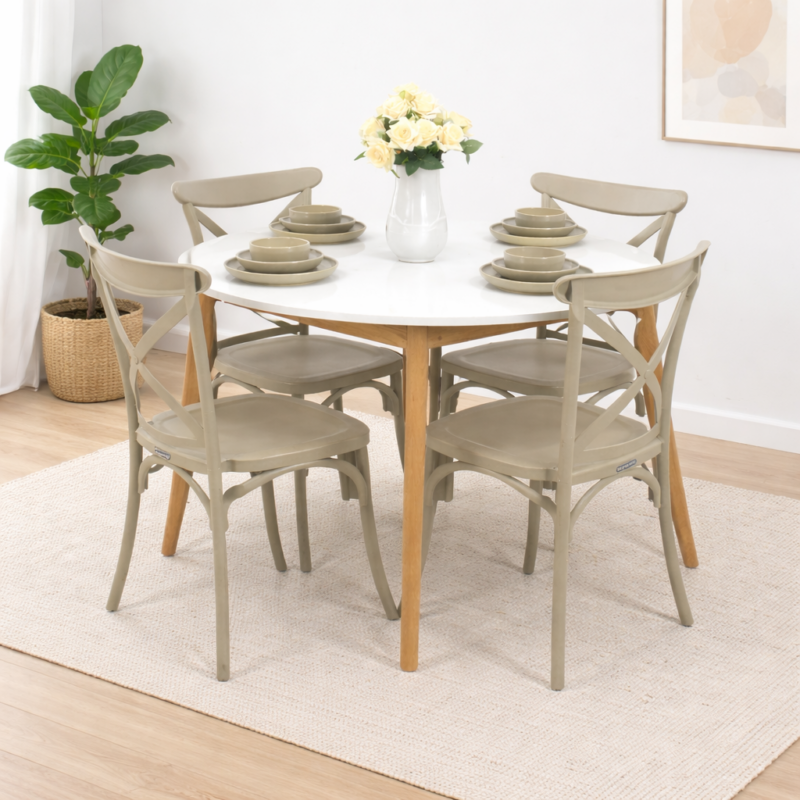 Table ronde blanche avec pieds en bois et quatre chaises beige intégrée dans un décor de salle à manger simple et moderne