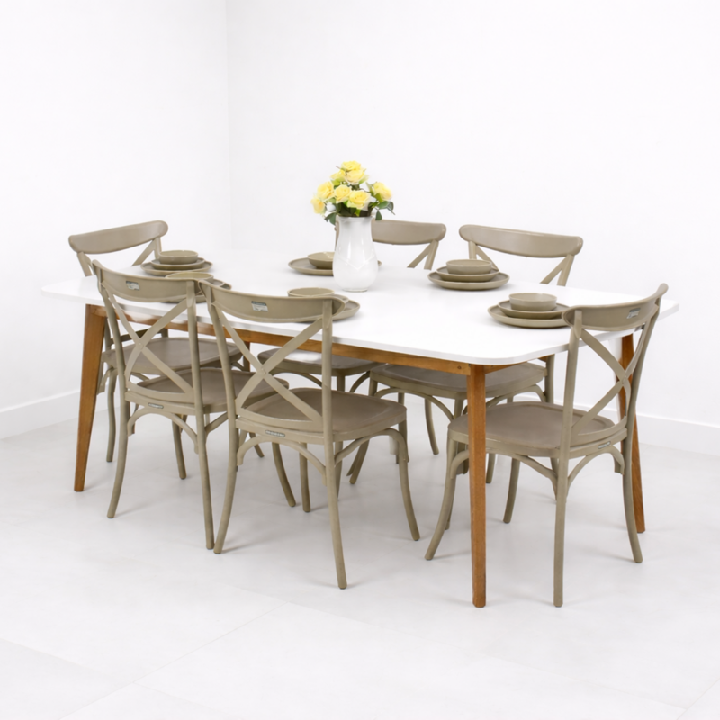 Table à manger blanche rectangulaire avec pieds en bois et six chaises beige sur fond gris très clair