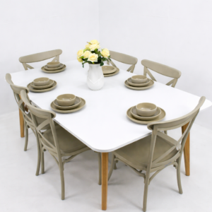 Table à manger blanche rectangulaire avec pieds en bois et six chaises beige sur fond gris très clair