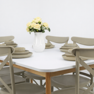Table à manger blanche rectangulaire avec pieds en bois et six chaises beige sur fond gris très clair