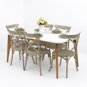 Table à manger blanche rectangulaire avec pieds en bois et six chaises beige sur fond gris très clair