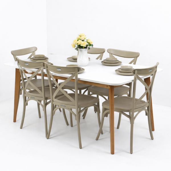 Table à manger blanche rectangulaire avec pieds en bois et six chaises beige sur fond gris très clair