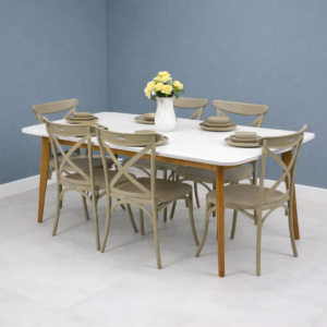 Salle à manger moderne composée d’une table blanche rectangulaire et de chaises beige intégrée dans un décor épuré avec mur gris clair
