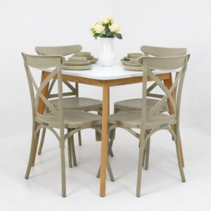 Table ronde blanche avec pieds en bois et quatre chaises beige sur fond gris très clair, style moderne et épuré