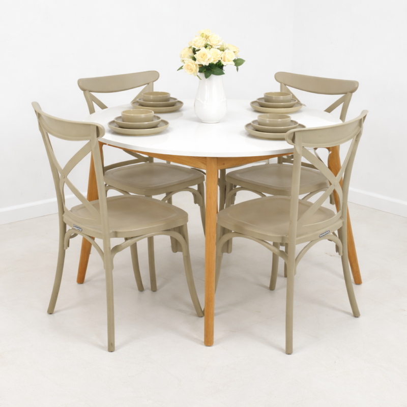 Table ronde blanche avec pieds en bois et quatre chaises beige intégrée dans un décor de salle à manger simple et moderne