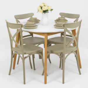 Table ronde blanche avec pieds en bois et quatre chaises beige, présentée sur fond gris très clair dans un style moderne et épuré