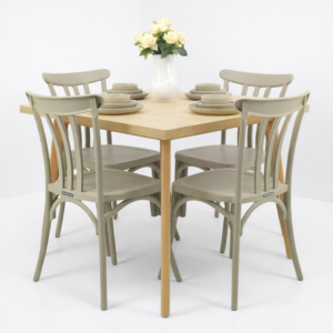 Salle à manger moderne composée d’une table carrée en bois clair et de chaises beige intégrée sur fond blanc épuré