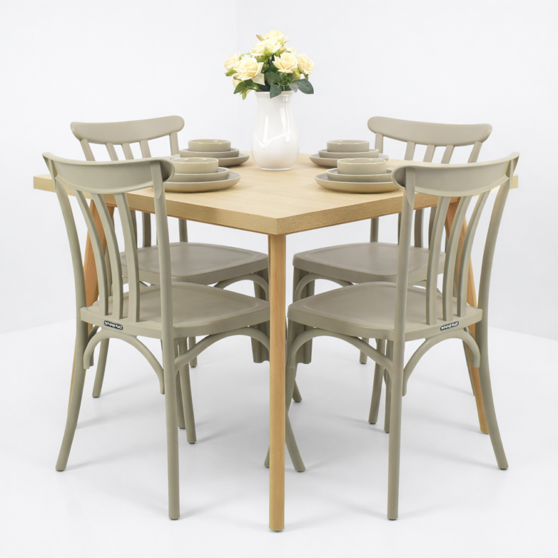 Salle à manger moderne composée d’une table carrée en bois clair et de chaises beige intégrée sur fond blanc épuré