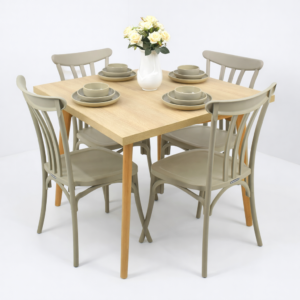 Salle à manger moderne composée d’une table carrée en bois clair et de chaises beige intégrée sur fond blanc épuré