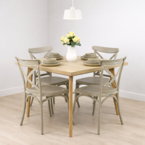 Salle à manger moderne composée d’une table en bois clair et de quatre chaises beige, mise en scène dans un décor lumineux et épuré avec suspension blanche.