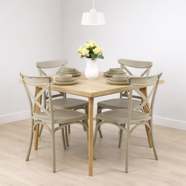 Salle à manger moderne composée d’une table en bois clair et de quatre chaises beige, mise en scène dans un décor lumineux et épuré avec suspension blanche.